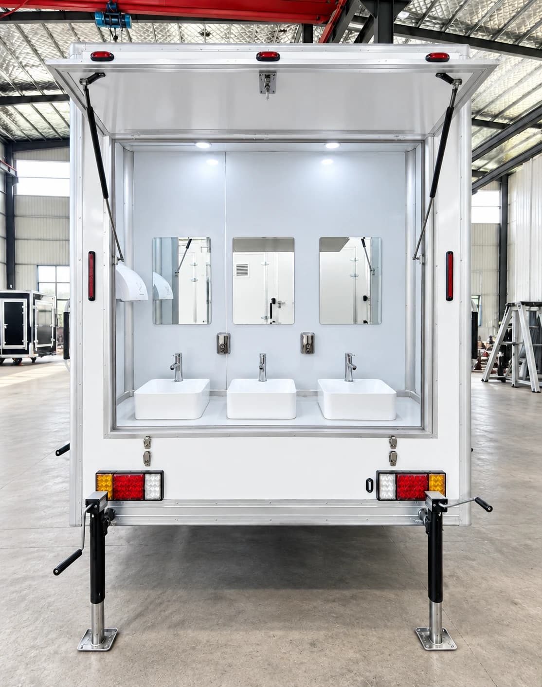 20 ft Shower Container (5 shower heads), photo 3
