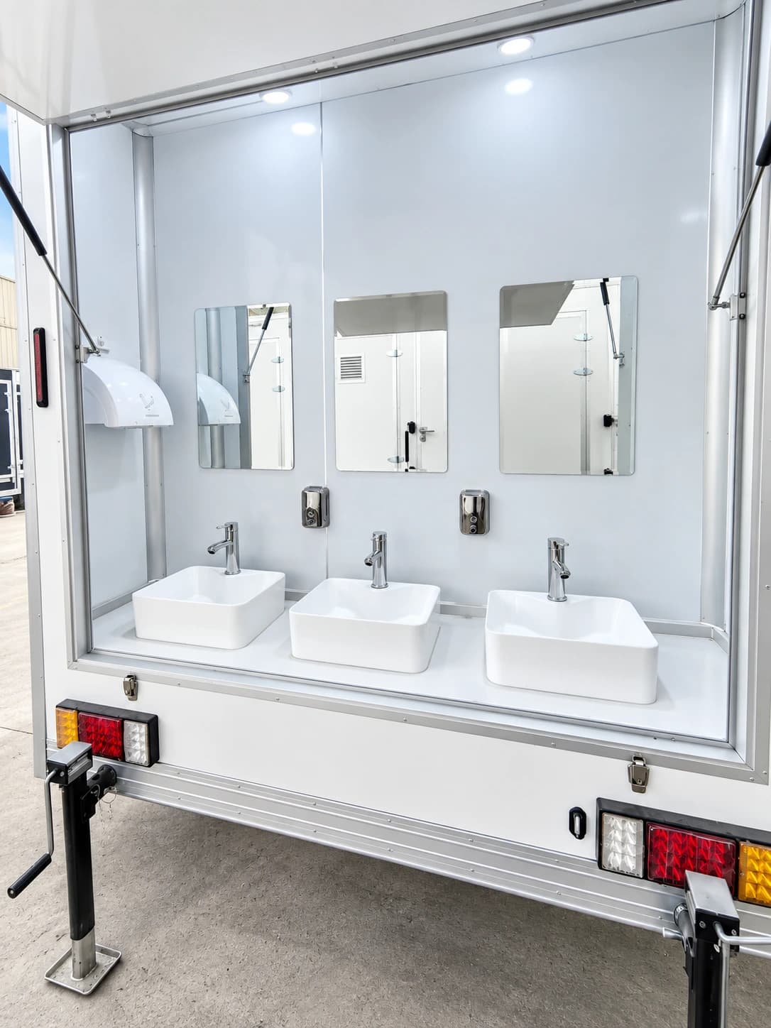 20 ft Shower Container (5 shower heads), photo 4
