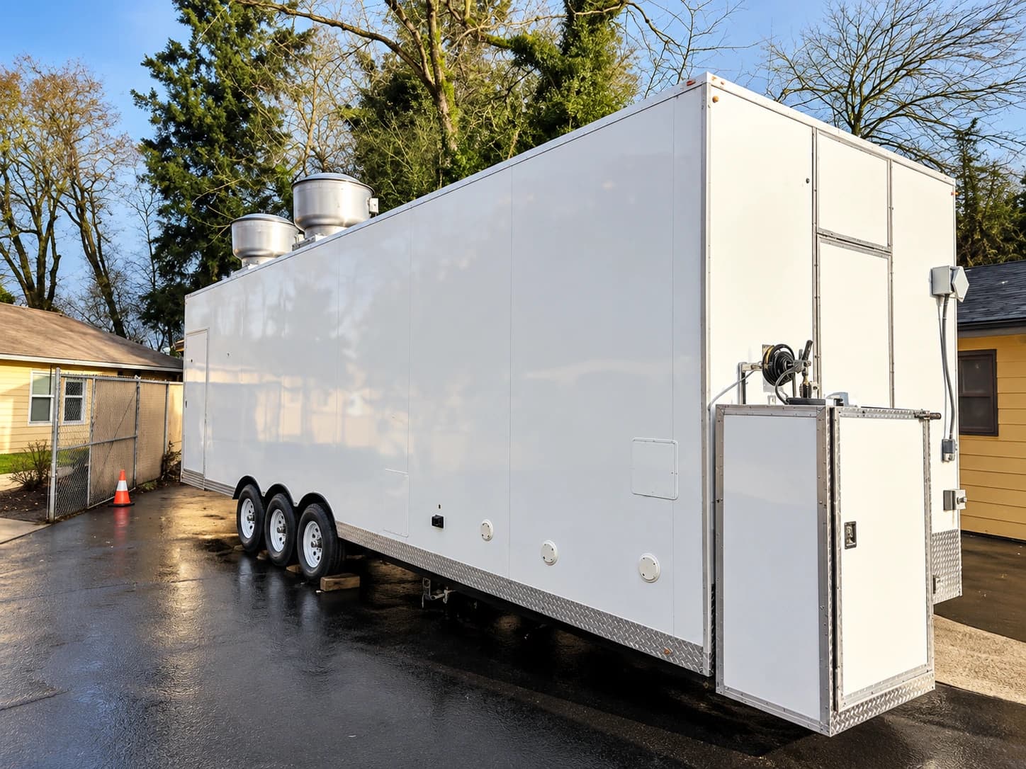 28 ft temporary commercial kitchen trailer exterior