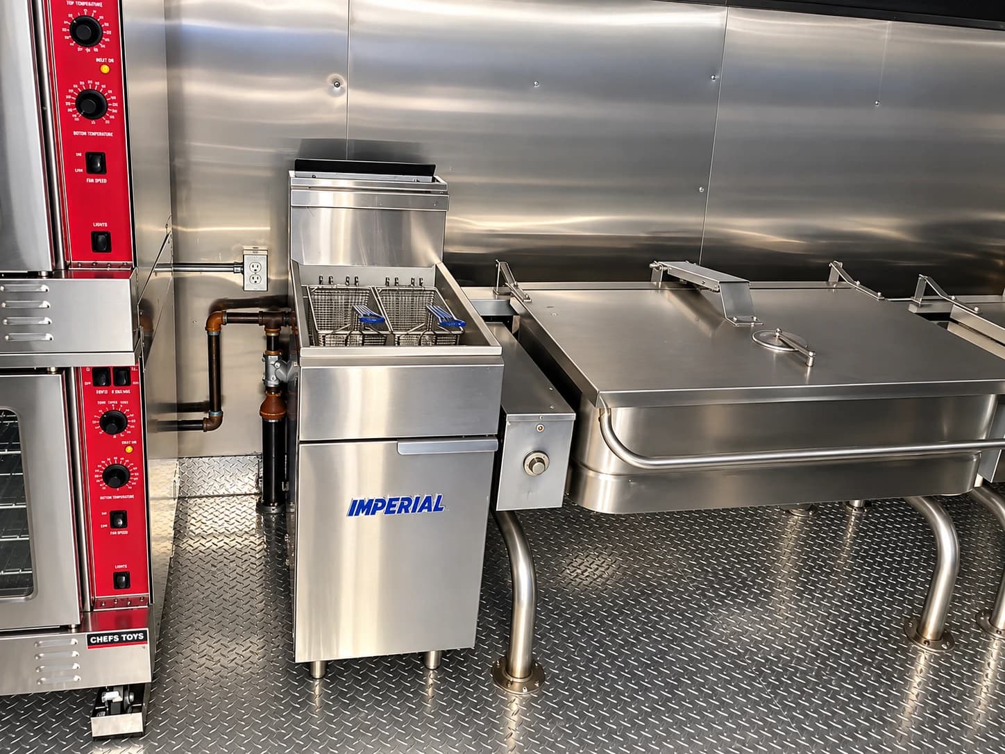40 ft bulk combo kitchen with deep fryer and tilting skillet